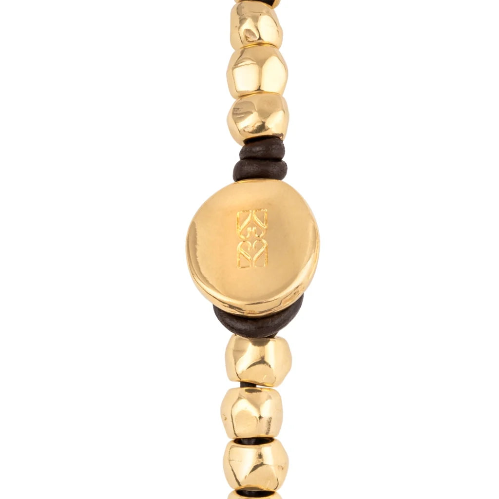 Pulsera de Piel española con cuentas geométricas, elemento tubular y broche de botón en baño de oro 22K- Joyería y bisutería fina