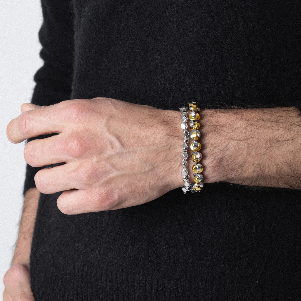 Pulsera ajustable con hilo de seda, con placa insignia y cuentas en forma de media luna en baño de rodio y oro de 22K - Joyería y bisutería fina