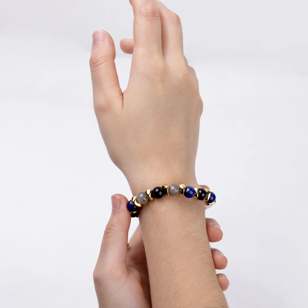 Pulsera ajustable con piedras de 8mm, con semillas y placa con insignia Corso en baño de oro de 22K - Joyería y bisutería fina
