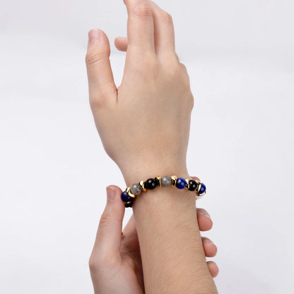 Pulsera ajustable con piedras de 8mm, con semillas y placa con insignia Corso en baño de oro de 22K - Joyería y bisutería fina