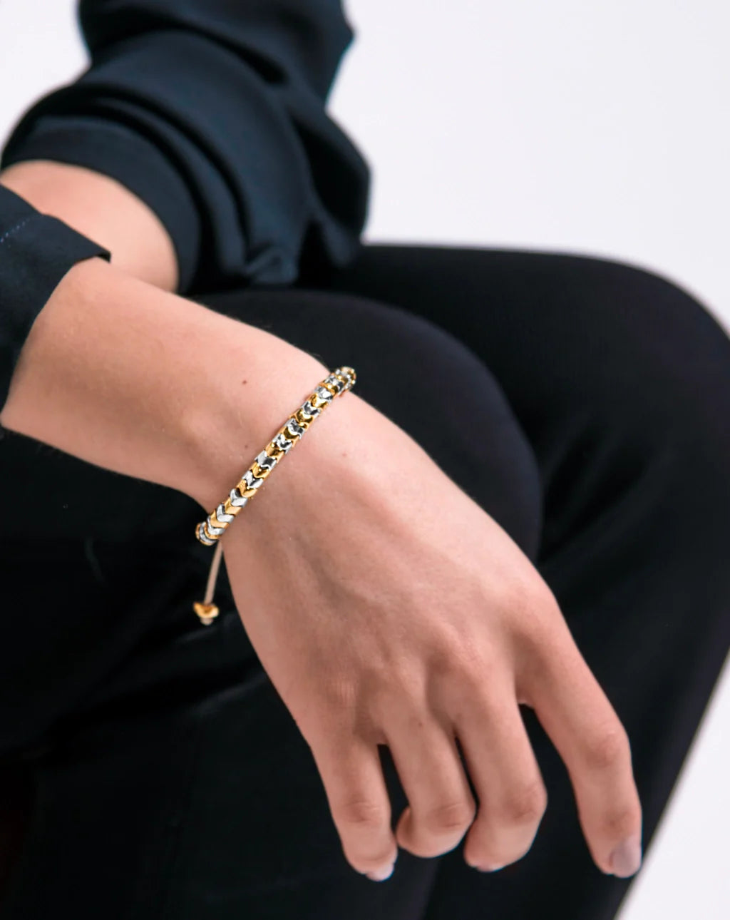Pulsera ajustable con hilo de seda, diseño escamas articuladas y broche bañado en oro 22K y rodio - Joyería y bisutería fina