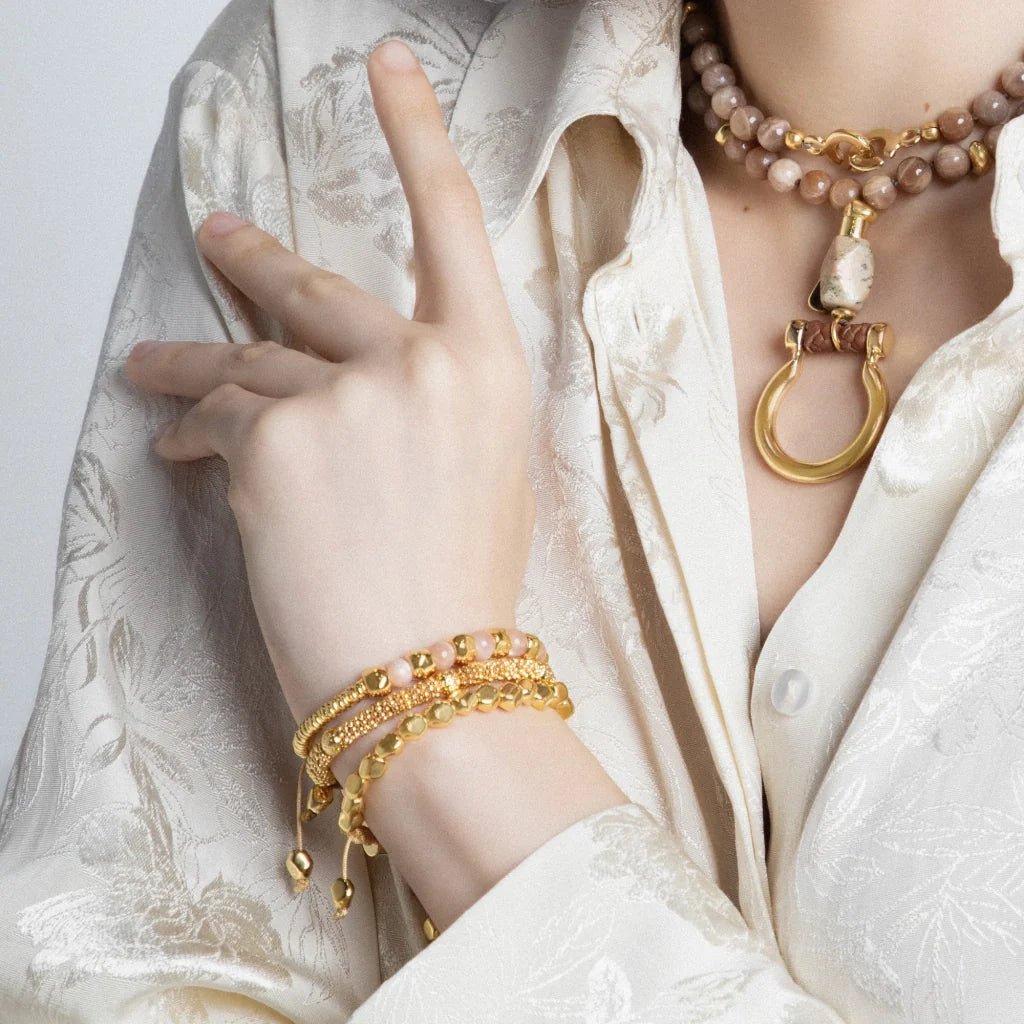Pulsera ajustable con hilo de seda, insignia Corso y cuentas facetadas en baño de oro 22K - Joyería y bisutería fina