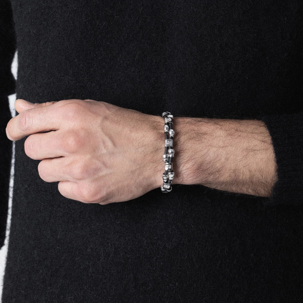 Pulsera de piel natural española, con detalles, broche y perlas en baño de rodio - Joyería y bisutería fina