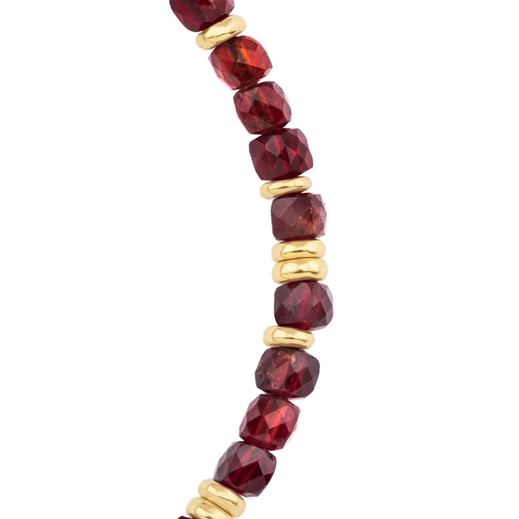 Pulsera con piedras en cubo facetado 4mm, con placa con insignia Corso y mini donas de baño de oro de 22K - Joyería y bisutería fina