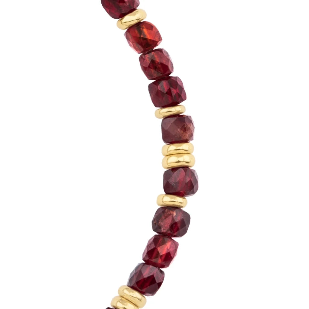 Pulsera con piedras en cubo facetado 4mm, con placa con insignia Corso y mini donas de baño de oro de 22K - Joyería y bisutería fina