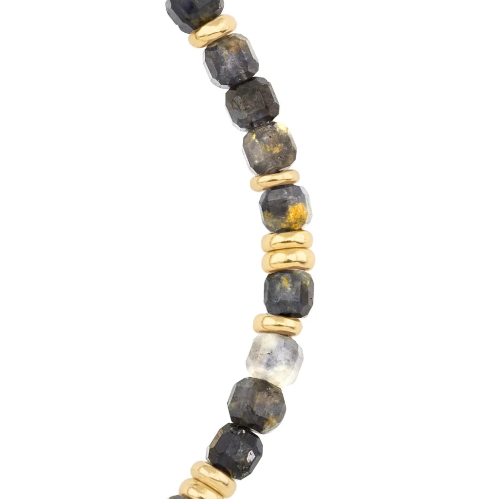 Pulsera con piedras en cubo facetado 4mm, con placa con insignia Corso y mini donas de baño de oro de 22K - Joyería y bisutería fina