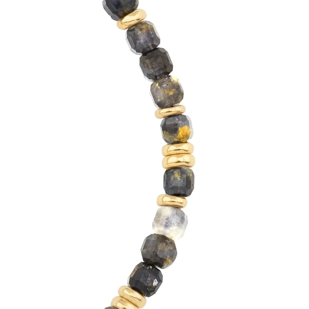 Pulsera con piedras en cubo facetado 4mm, con placa con insignia Corso y mini donas de baño de oro de 22K - Joyería y bisutería fina