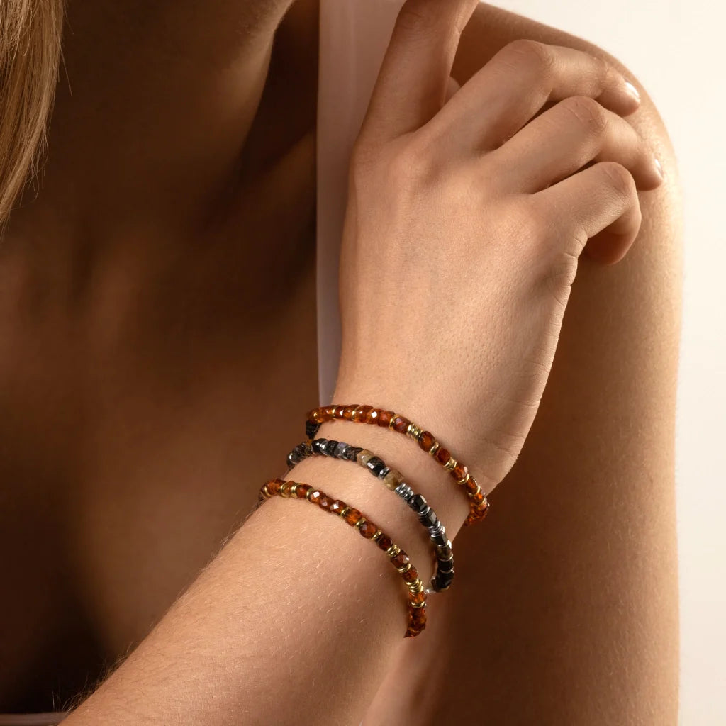 Pulsera con piedras en cubo facetado 4mm, con placa con insignia Corso y mini donas de baño de oro de 22K - Joyería y bisutería fina