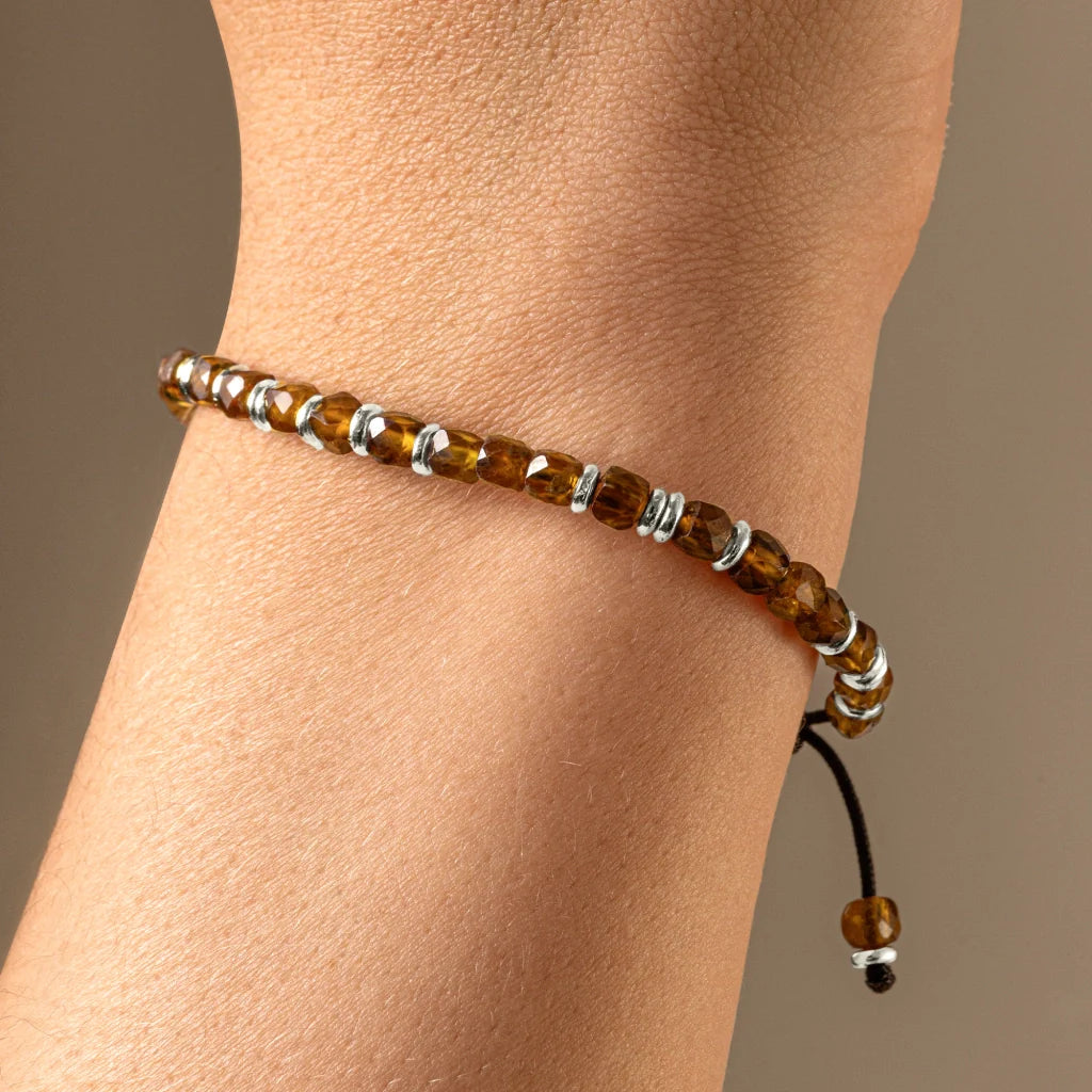 Pulsera con piedras en cubo facetado 4mm, con placa con insignia Corso y mini donas de baño de rodio - Joyería y bisutería fina