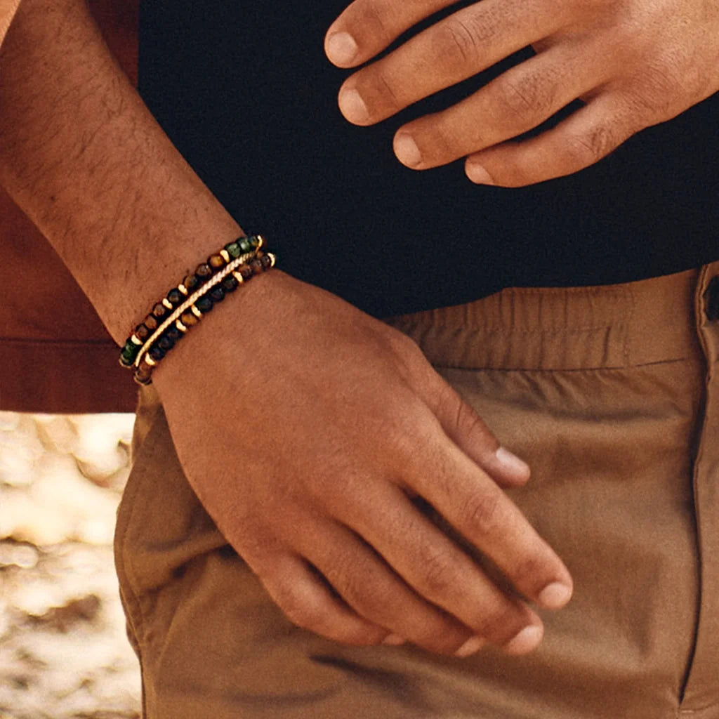 Pulsera con piedra de ojo de tigre de 6mm dispuestas en un suave cordón ajustable de piel de borrego, con conectores y broche de botón bañados en oro de 22K - Joyería y bisutería fina