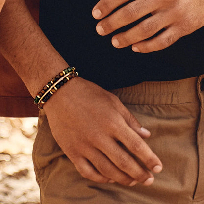 Pulsera con piedra de ojo de tigre de 6mm dispuestas en un suave cordón ajustable de piel de borrego, con conectores y broche de botón bañados en oro de 22K - Joyería y bisutería fina