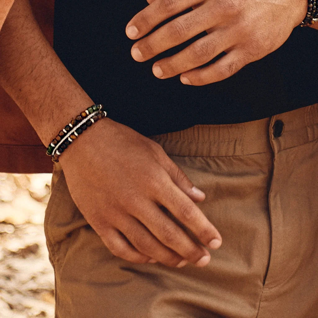 Pulsera con piedra de ojo de tigre de 6mm dispuestas en un suave cordón ajustable de piel de borrego, con conectores y broche de botón bañados en rodio - Joyería y bisutería fina