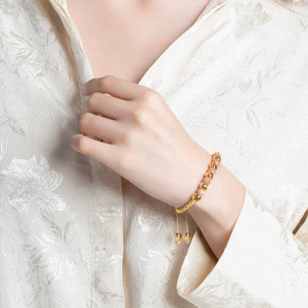 Pulsera con piedras naturales de 6mm, con donas y cuentas geométricas en baño de oro 22K - Joyería y bisutería fina