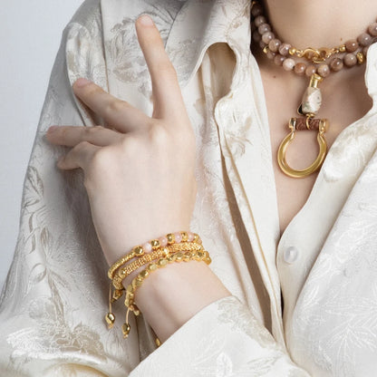 Pulsera con piedras naturales de 6mm, con donas y cuentas geométricas en baño de oro 22K - Joyería y bisutería fina