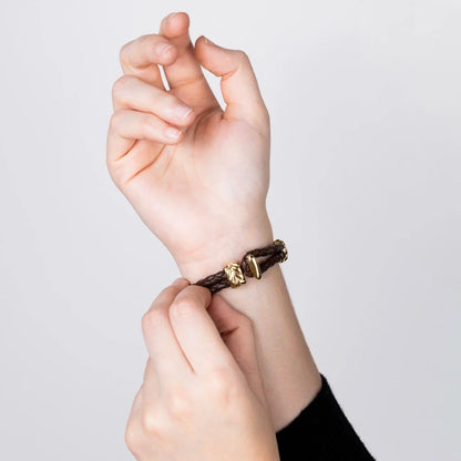 Pulsera con piel natural de borrego en trenza de 4 hilos, con broche y laureles en baño de oro 22K - Joyería y bisutería fina