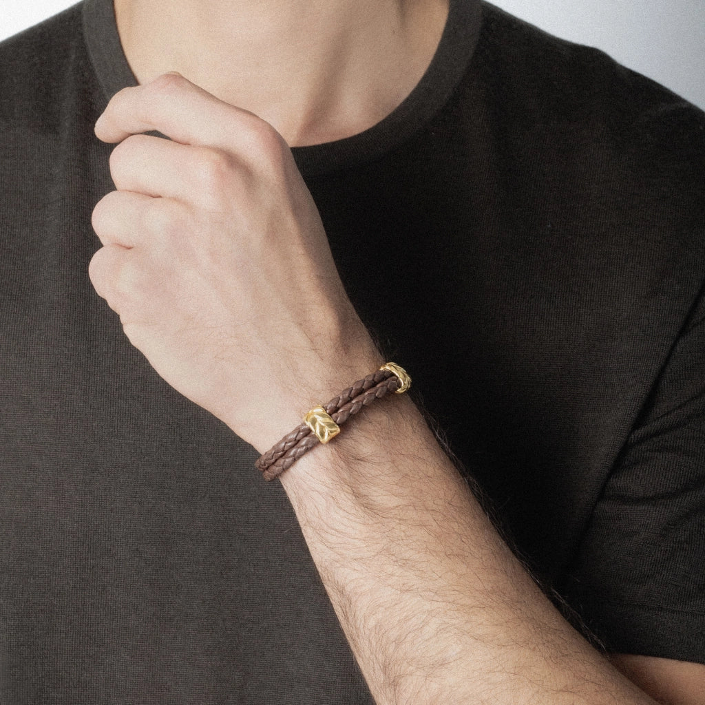 Pulsera con piel natural de borrego en trenza de 4 hilos, con broche y laureles en baño de oro 22K - Joyería y bisutería fina