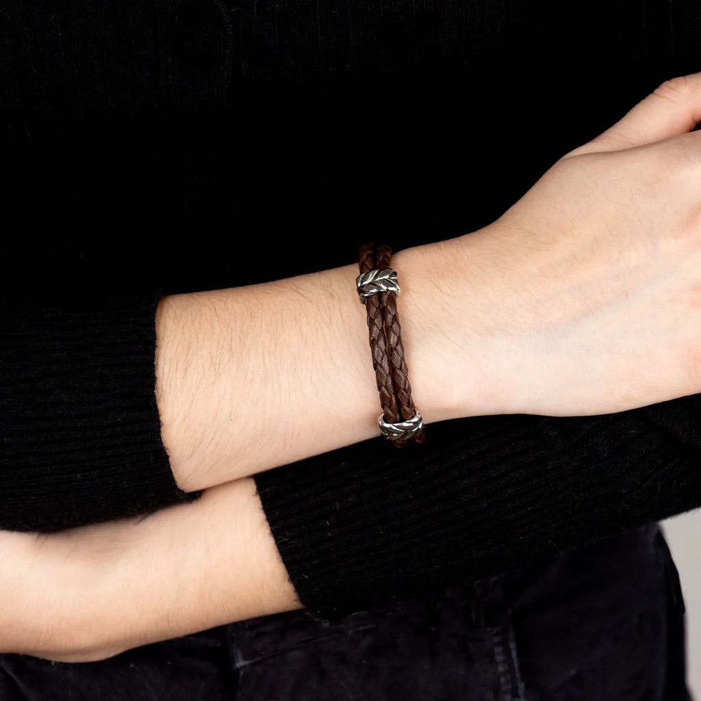Pulsera con piel natural de borrego en trenza de 4 hilos, con broche y laureles en baño de rodio - Joyería y bisutería fina