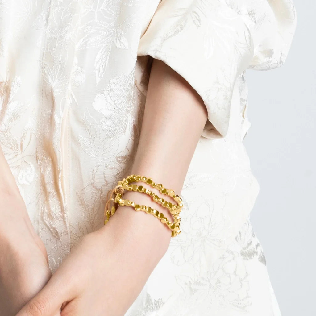 Pulsera con cuentas cilíndricas bañadas en Oro 22K - Joyería y bisutería fina