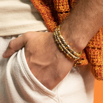 Pulsera ajustable con conchas filipinas de 3mm talladas a mano, intercaladas con cuentas bañadas en oro 22K - Joyería y bisutería fina