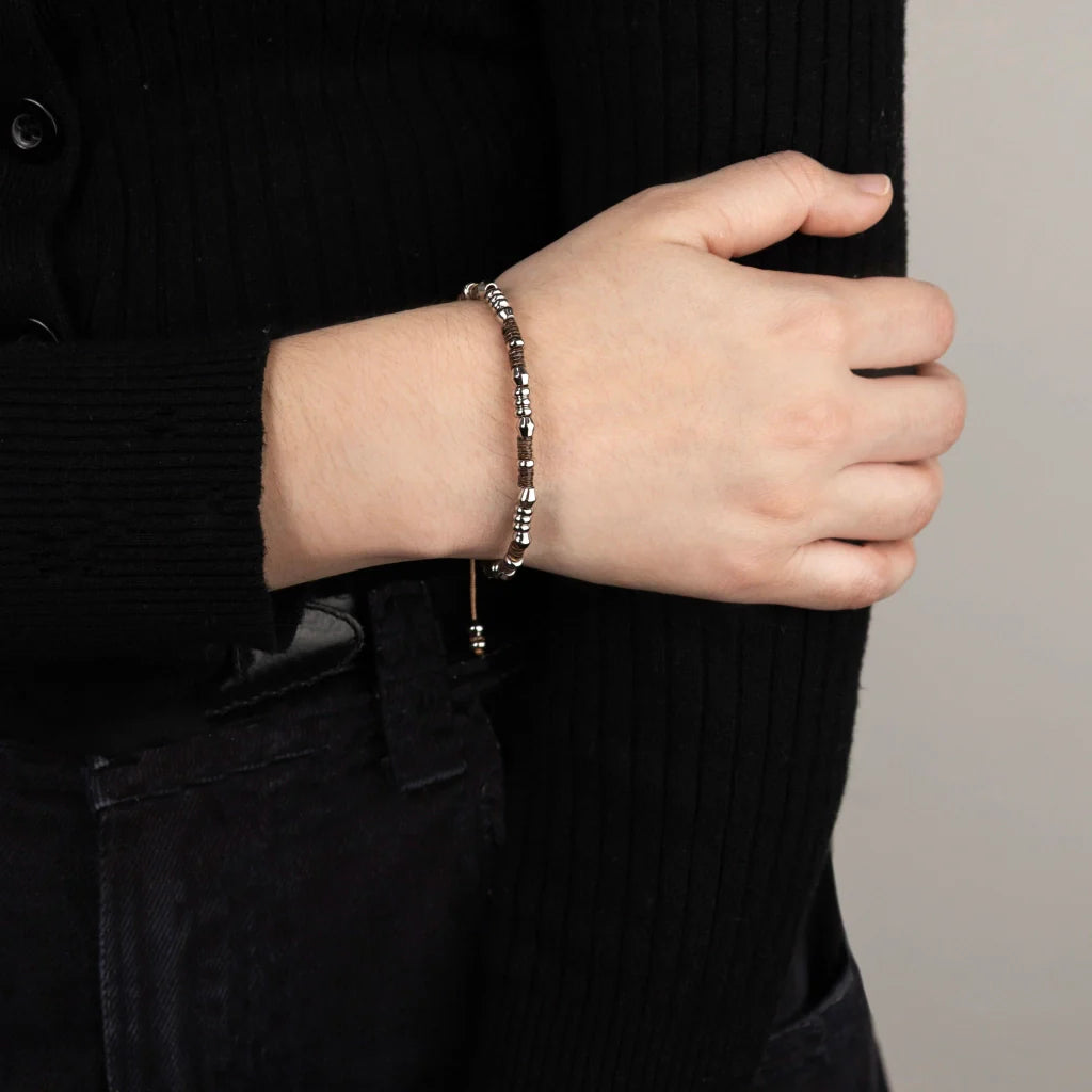 Pulsera ajustable con conchas filipinas de 3mm talladas a mano, intercaladas con cuentas bañadas en rodio - Joyería y bisutería fina
