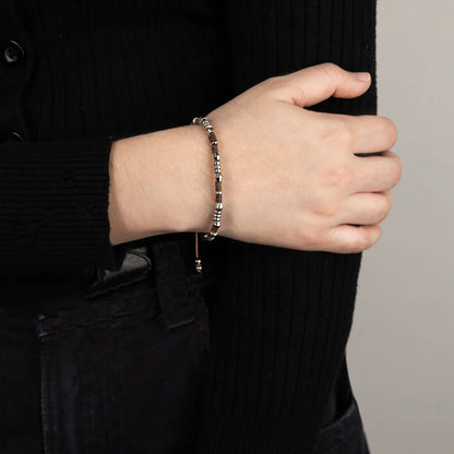 Pulsera ajustable con conchas filipinas de 3mm talladas a mano, intercaladas con cuentas bañadas en rodio - Joyería y bisutería fina