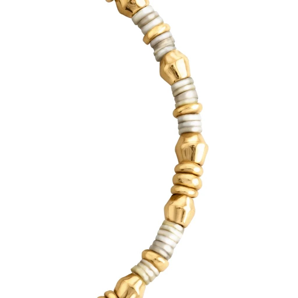 Pulsera ajustable con conchas filipinas de 3mm talladas a mano, intercaladas con cuentas bañadas en oro 22K - Joyería y bisutería fina
