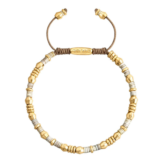 Pulsera ajustable con conchas filipinas de 3mm talladas a mano, intercaladas con cuentas bañadas en oro 22K - Joyería y bisutería fina