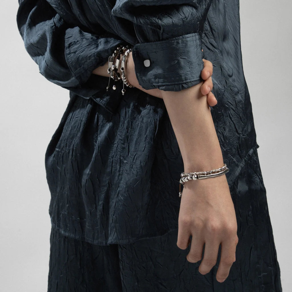 Pulsera ajustable con conchas filipinas de 3mm talladas a mano, intercaladas con cuentas bañadas en rodio - Joyería y bisutería fina