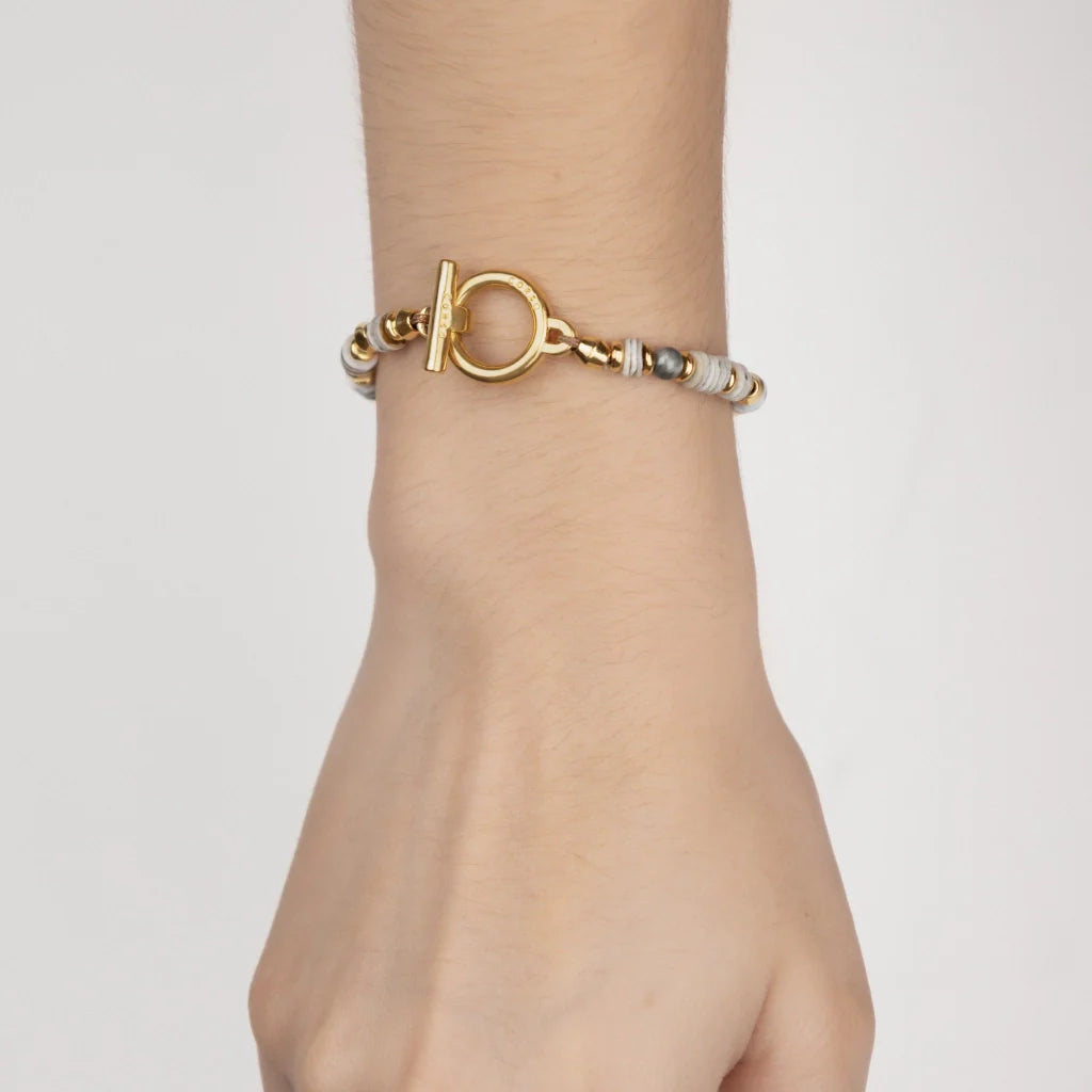 Pulsera en baño de Oro 22K con conchas filipinas talladas a mano y piedras semipreciosas - Joyería y bisutería fina

