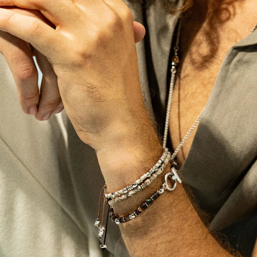 Pulsera en baño de rodio con conchas filipinas talladas a mano y piedras semipreciosas - Joyería y bisutería fina