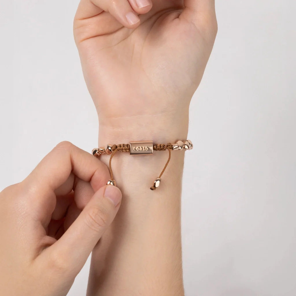 Pulsera ajustable con hilo de seda, insignia Corso y cuentas facetadas en baño de oro rosa de 22K - Joyería y bisutería fina