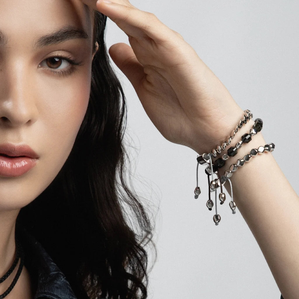 Pulsera ajustable con broche insignia Corso y cuentas facetadas en baño de rodio, con piedra turmalina facetada - Joyería y bisutería fina