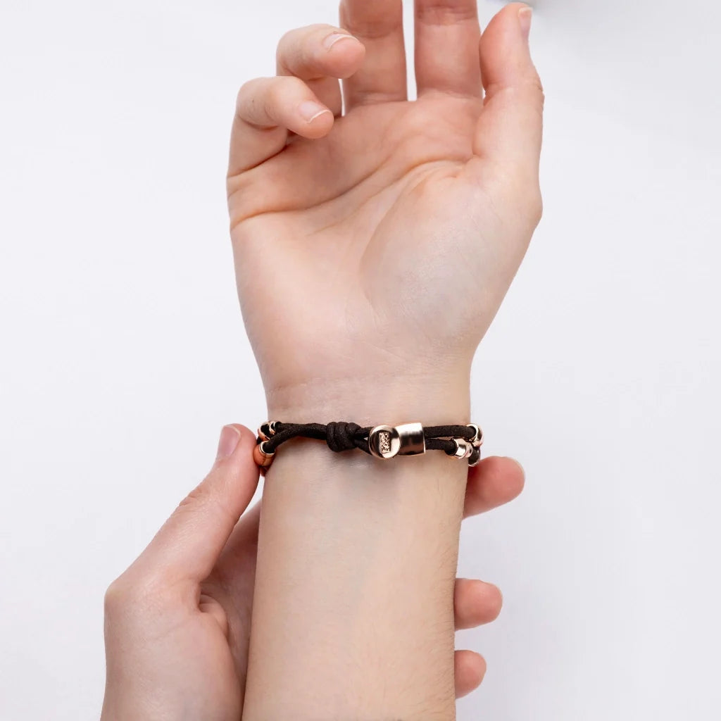 Pulsera de piel natural española, con detalles, broche y perlas en baño de oro rosa 22K - Joyería y bisutería fina