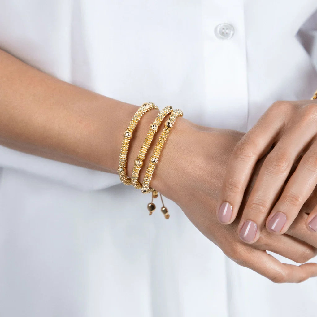 Pulsera con mantras, miniflor y placa octagonal en baño de oro 22K - Joyería y bisutería fina