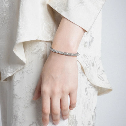 Pulsera con mantras, miniflor y placa octagonal en baño de rodio - Joyería y bisutería fina