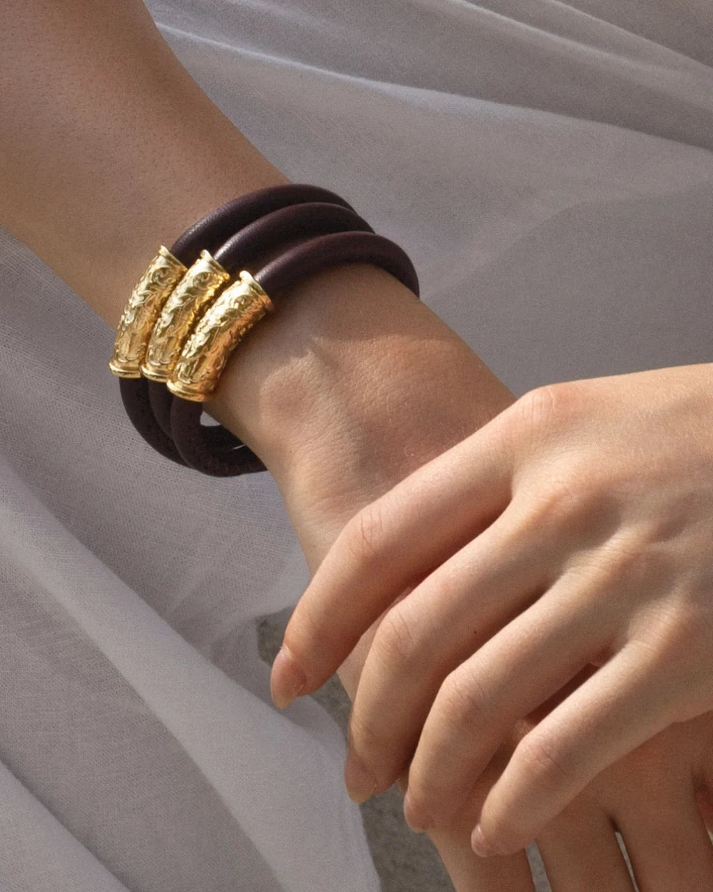 Pulsera Baño de Oro 22K, piel natural nappa, diseño hojas de laurel - Joyería y bisutería fina