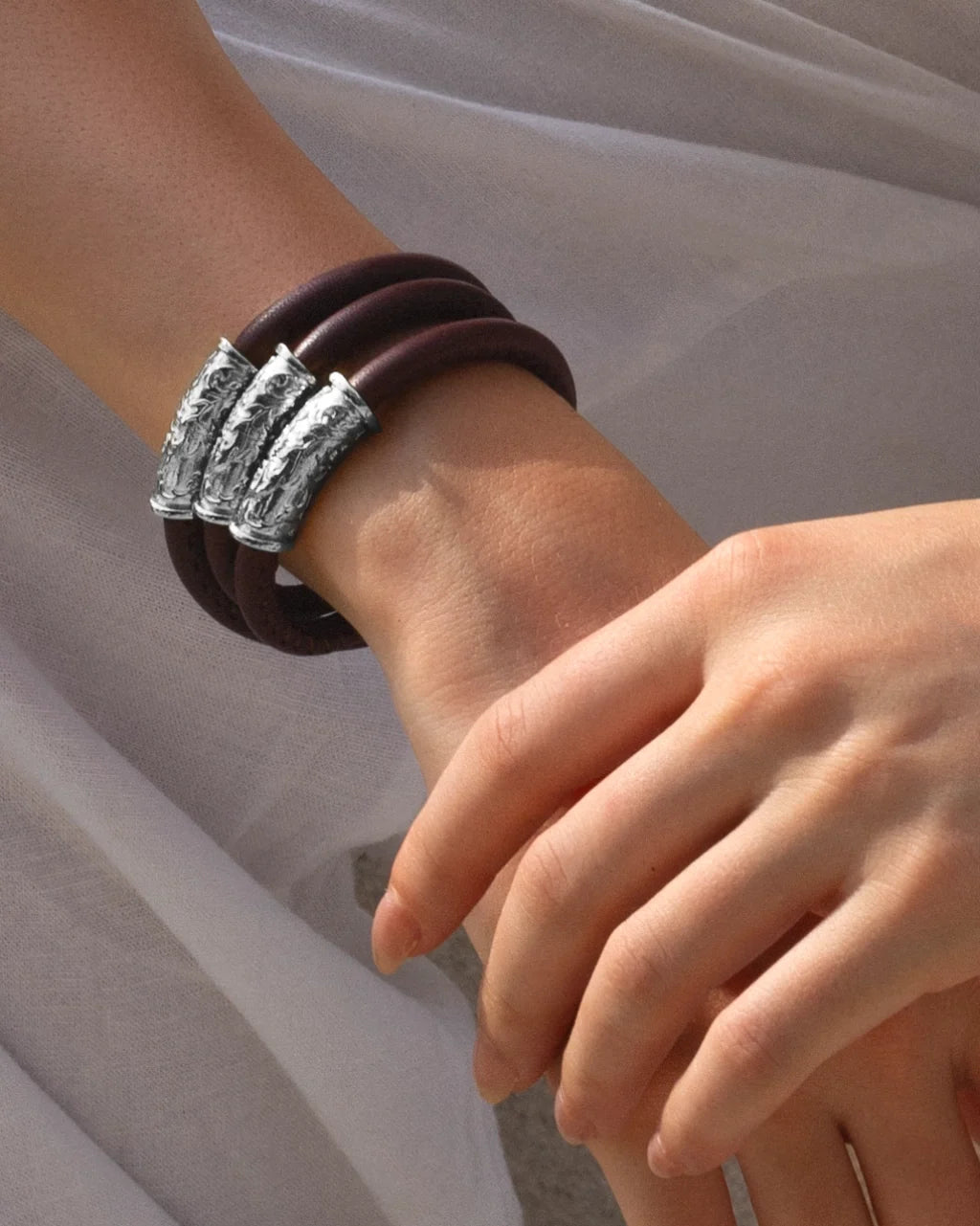 Pulsera Baño de rodio, piel natural nappa, diseño hojas de laurel - Joyería y bisutería fina