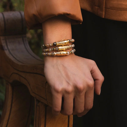 Pulsera con rondeles y dije de pez koi en baño de oro de 22K, con piedras naturales esféricas - Joyería y bisutería fina