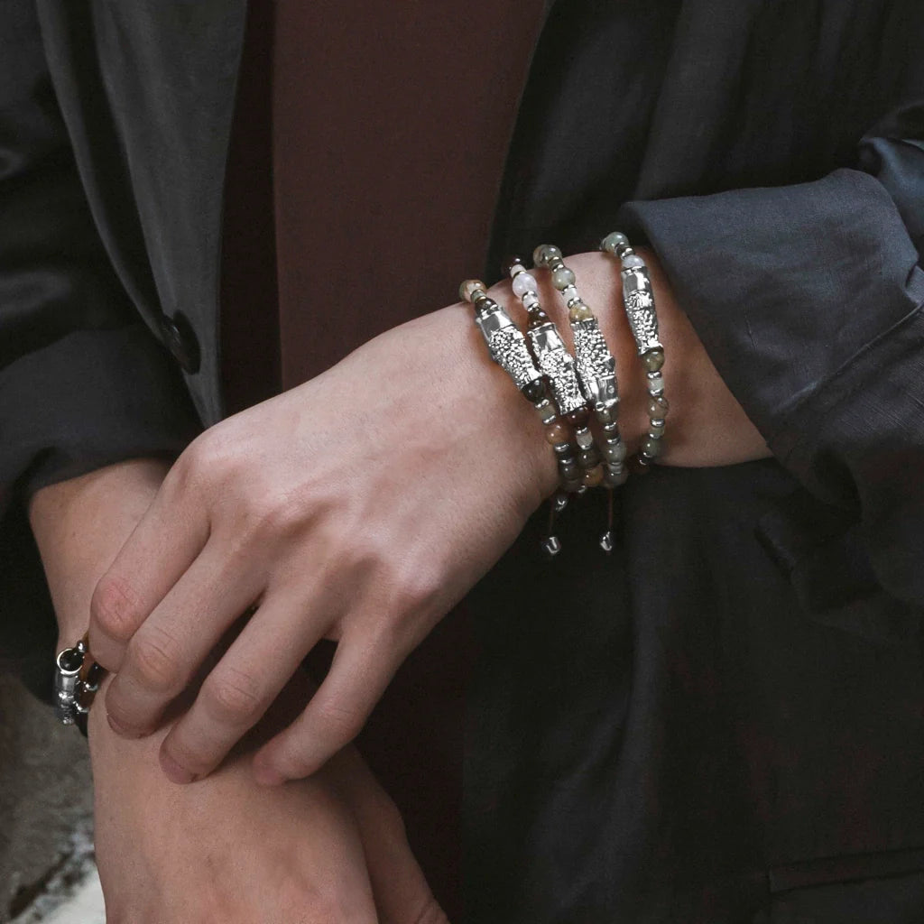 Pulsera con rondeles y dije de pez koi en baño de rodio, con piedras naturales esféricas - Joyería y bisutería fina